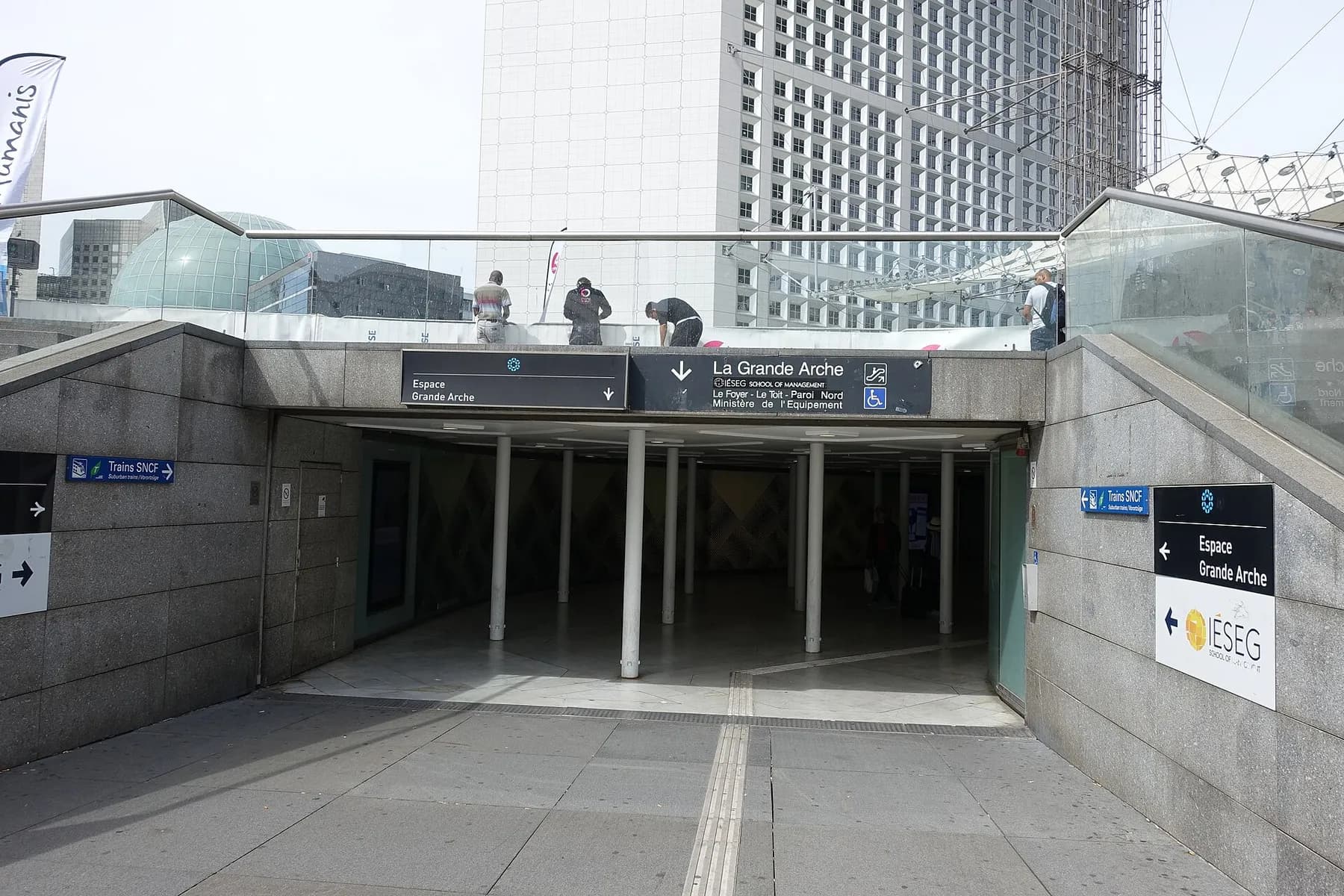 La Grande Arche de La Défense sous un ciel bleu