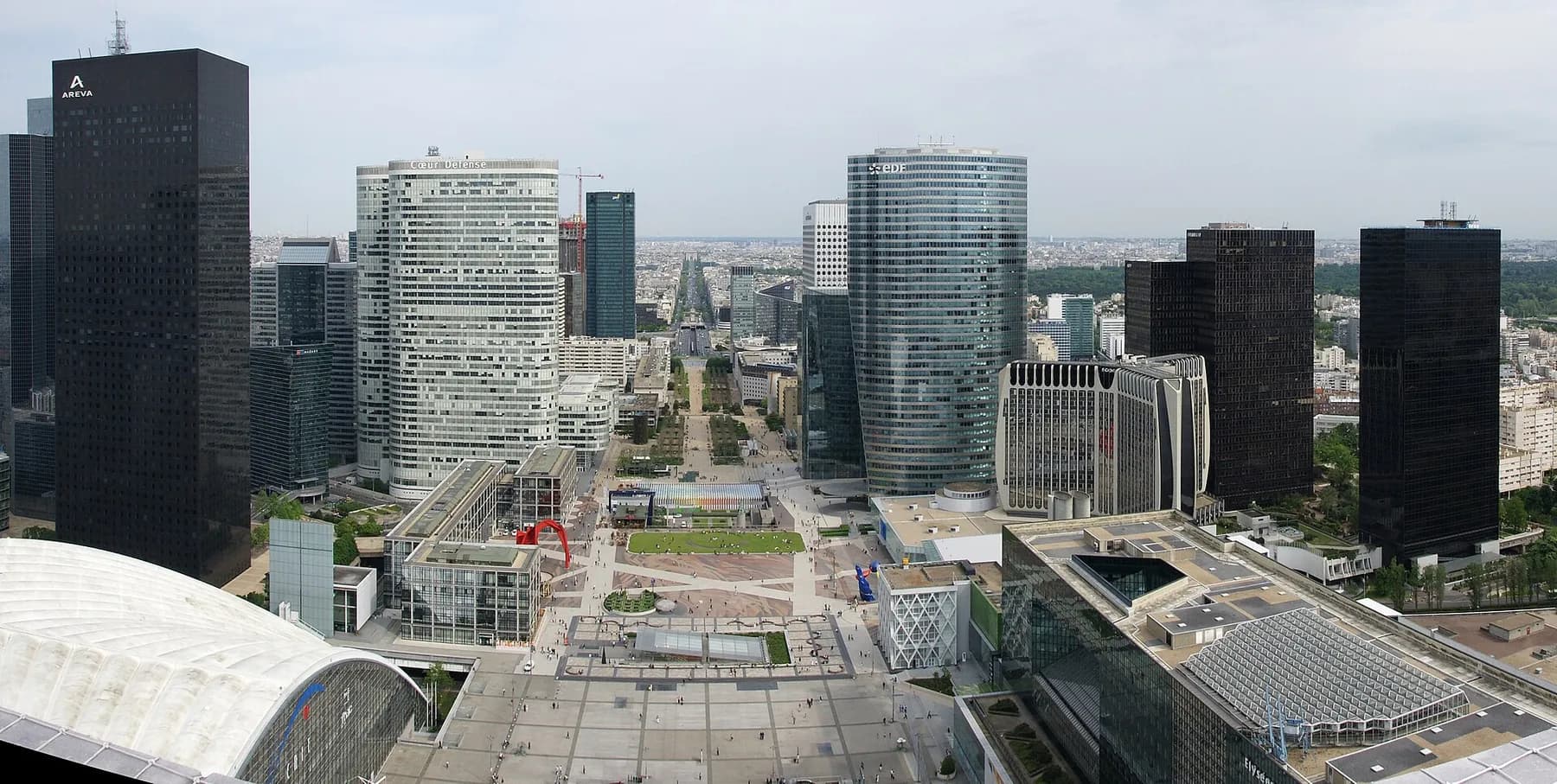 Le parvis de La Défense et ses tours vus depuis le toit de la Grande Arche