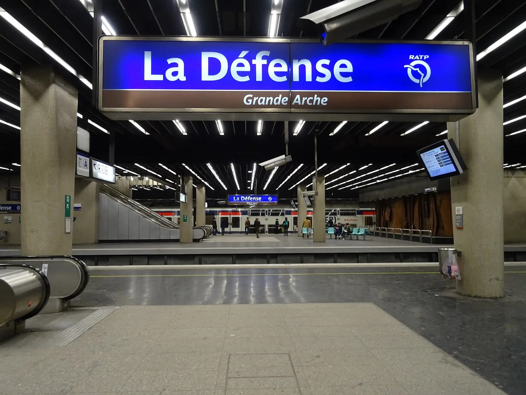 Train du RER A en gare de La Défense