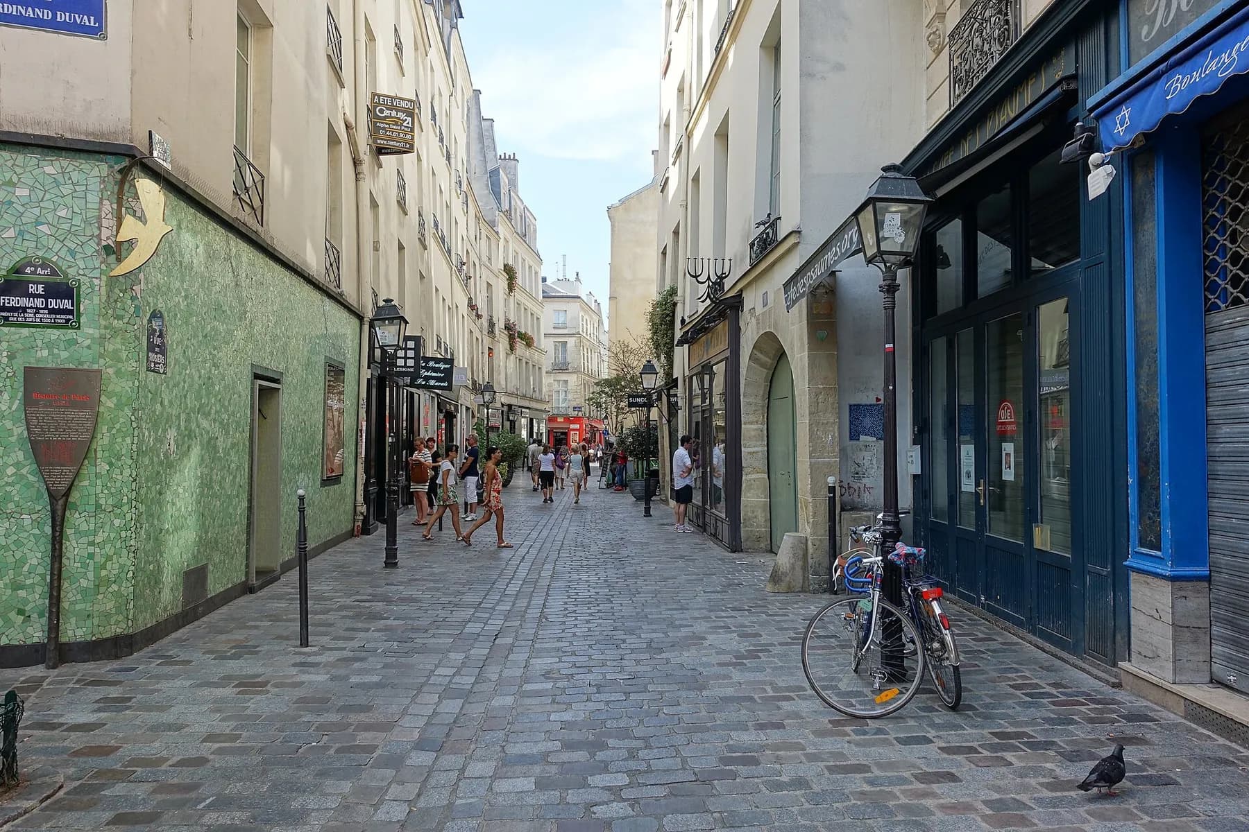 La rue des Rosiers animée, au cœur du quartier du Marais à Paris