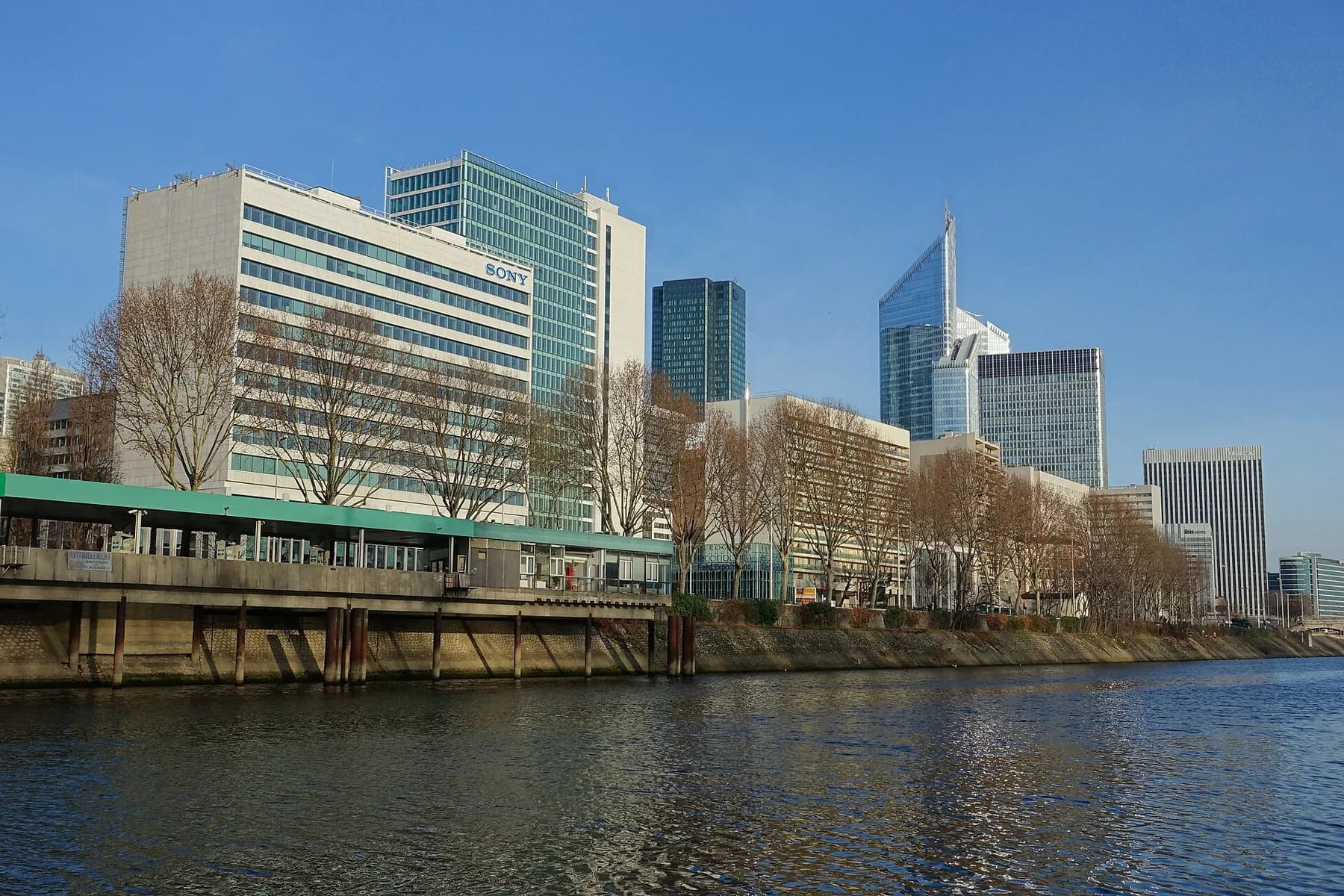Les berges de la Seine à l'île de Puteaux face aux tours de La Défense