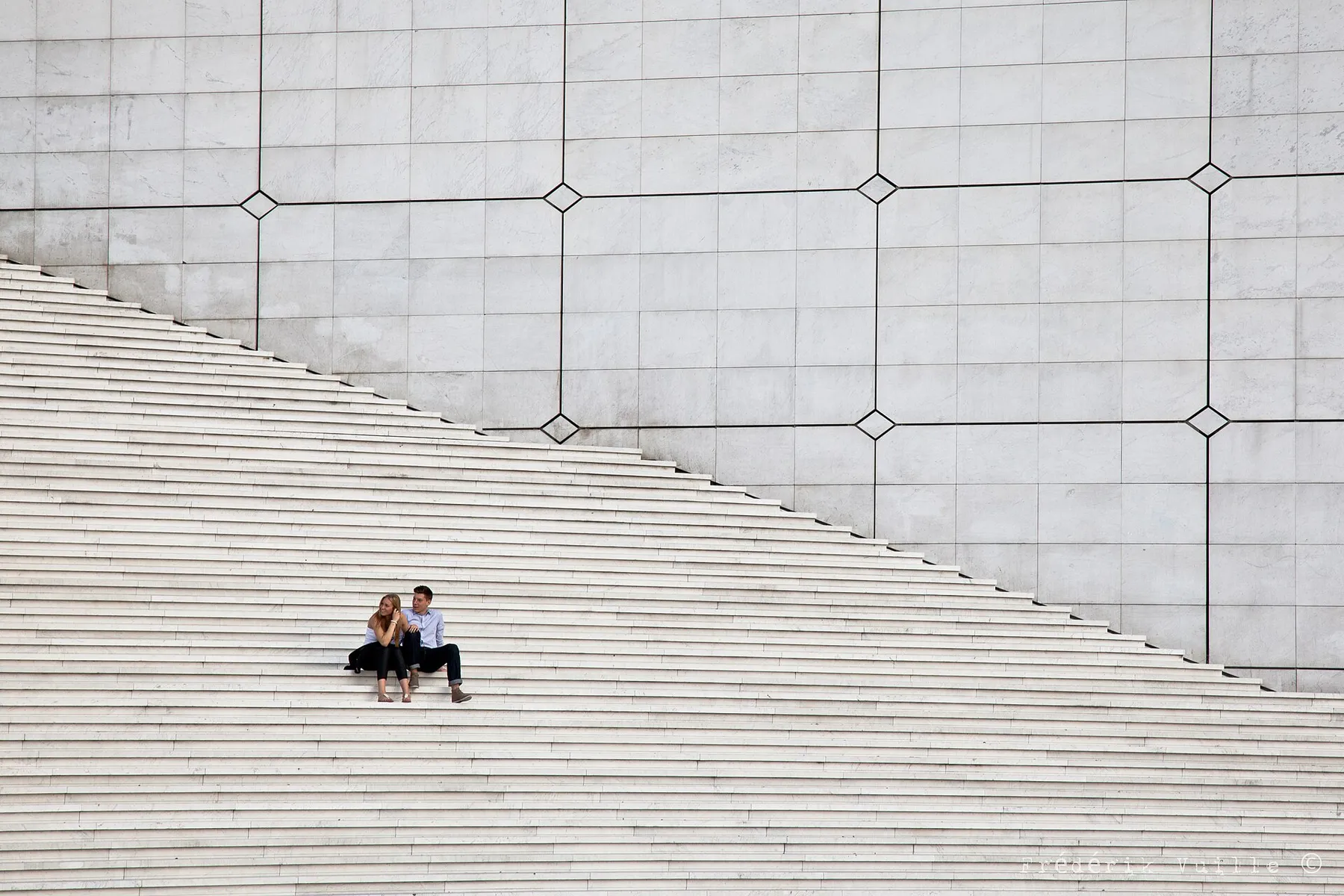 Les marches de la Grande Arche, point de rendez-vous du quartier de La Défense