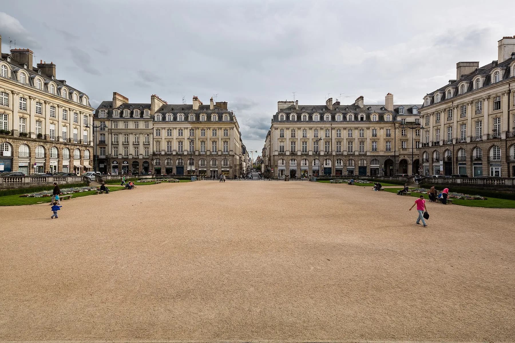 La place du Parlement de Bretagne et ses jardins au centre de Rennes