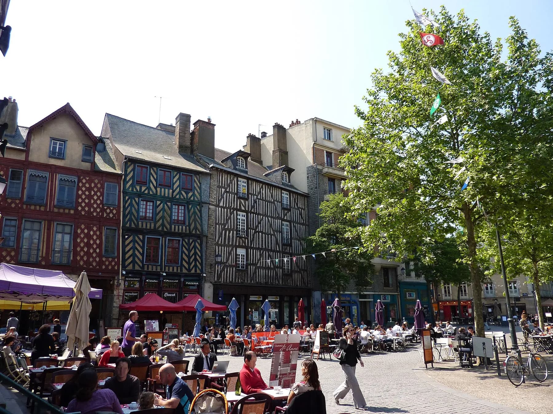La place Sainte-Anne à Rennes et ses maisons à pans de bois colorées