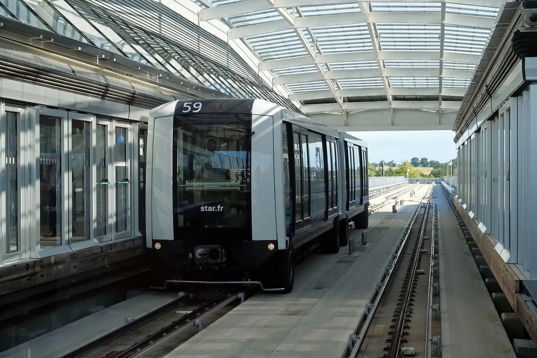 Rame de la ligne b du métro de Rennes à la station Viasilva