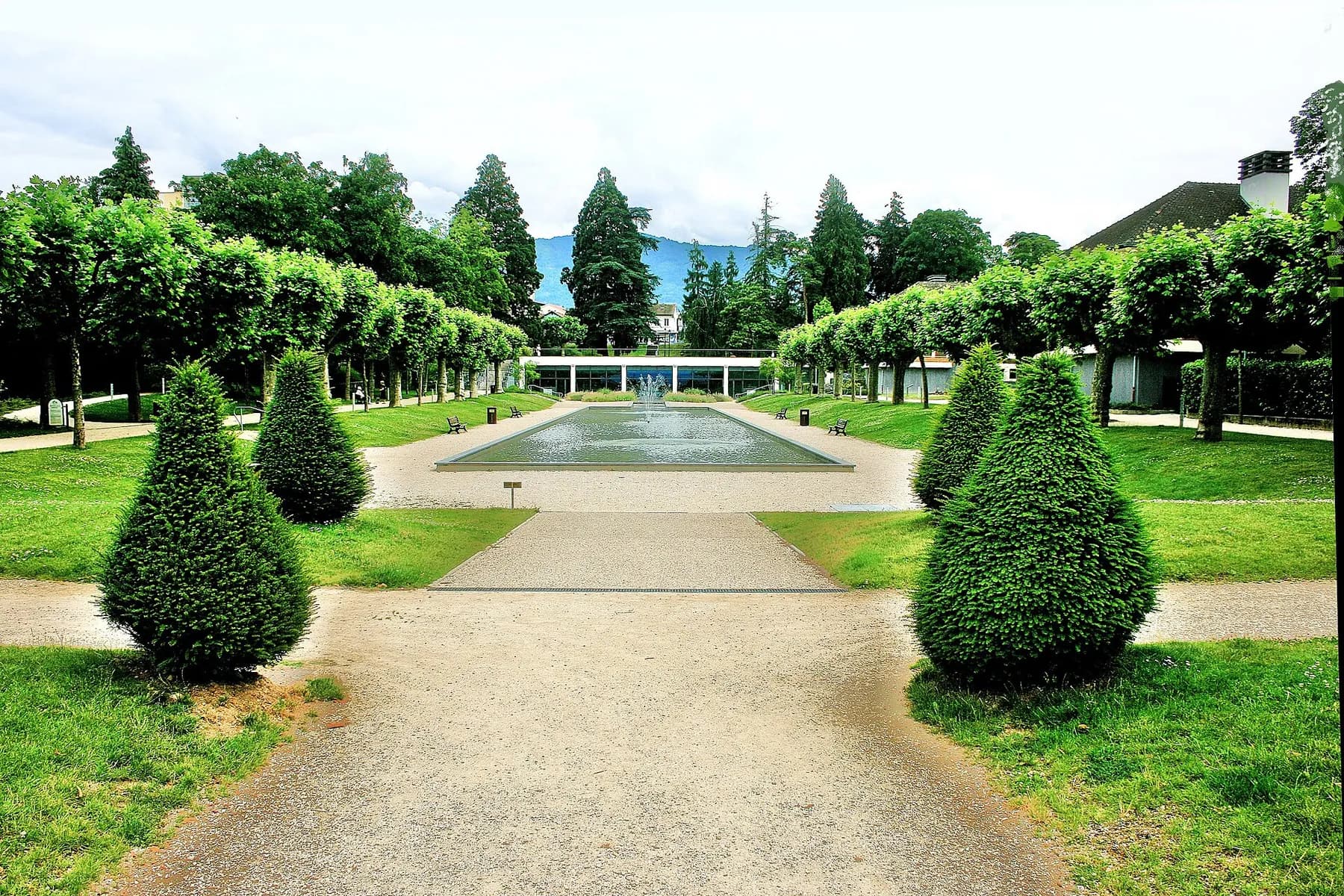 Le parc thermal de Thonon-les-Bains sous un ciel d'été