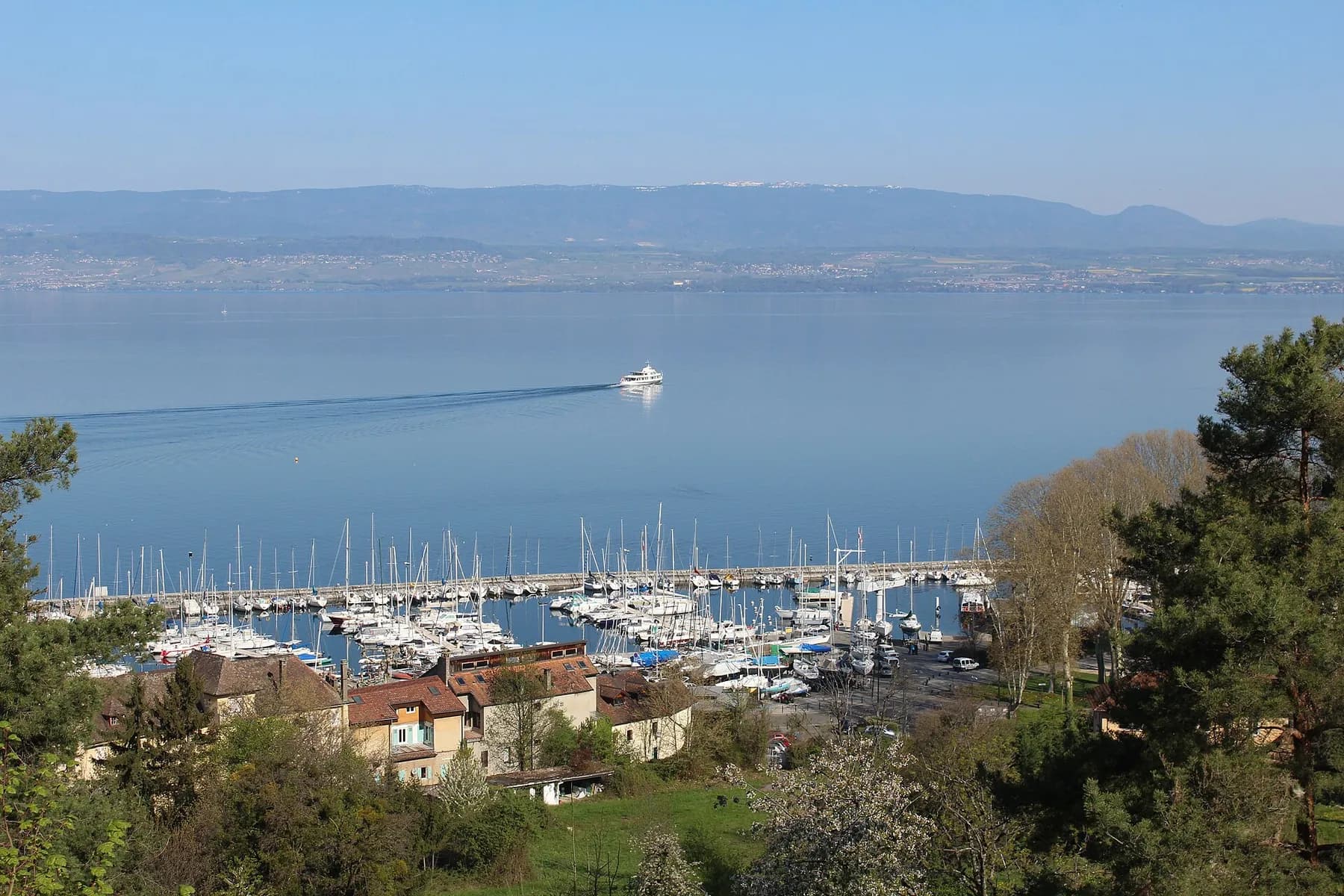 Voiliers amarrés au port de plaisance de Rives à Thonon