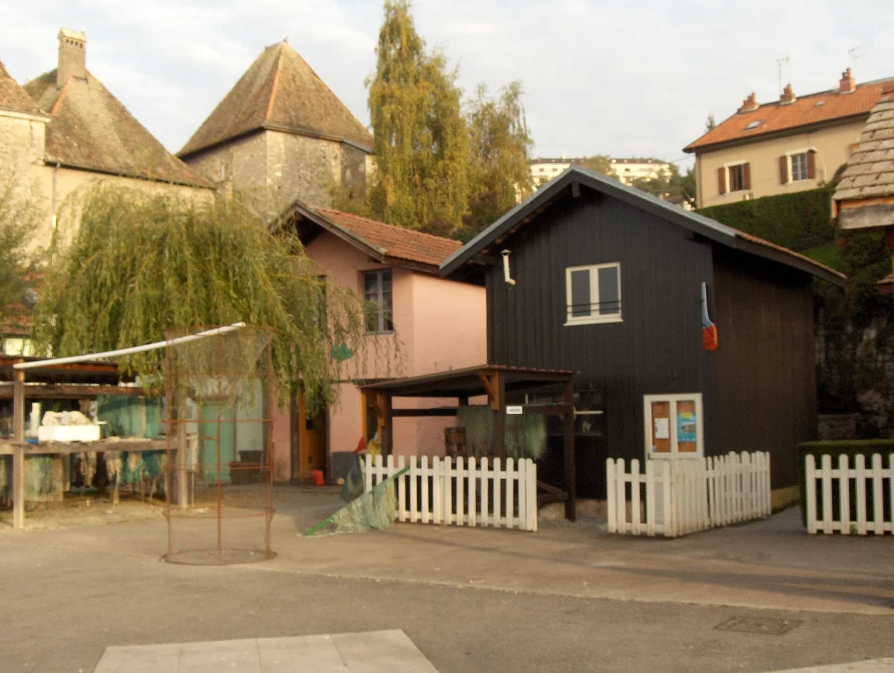 Les cabanes du village des pêcheurs au port de Rives