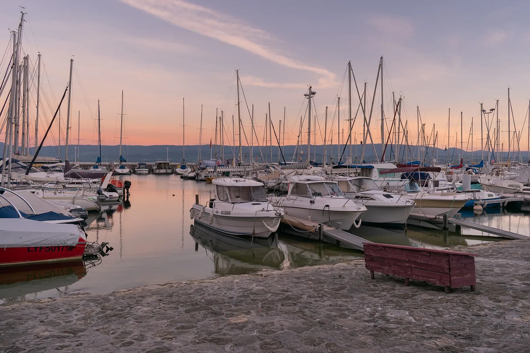 Le port de Rives et ses bateaux au bord du lac Léman à Thonon
