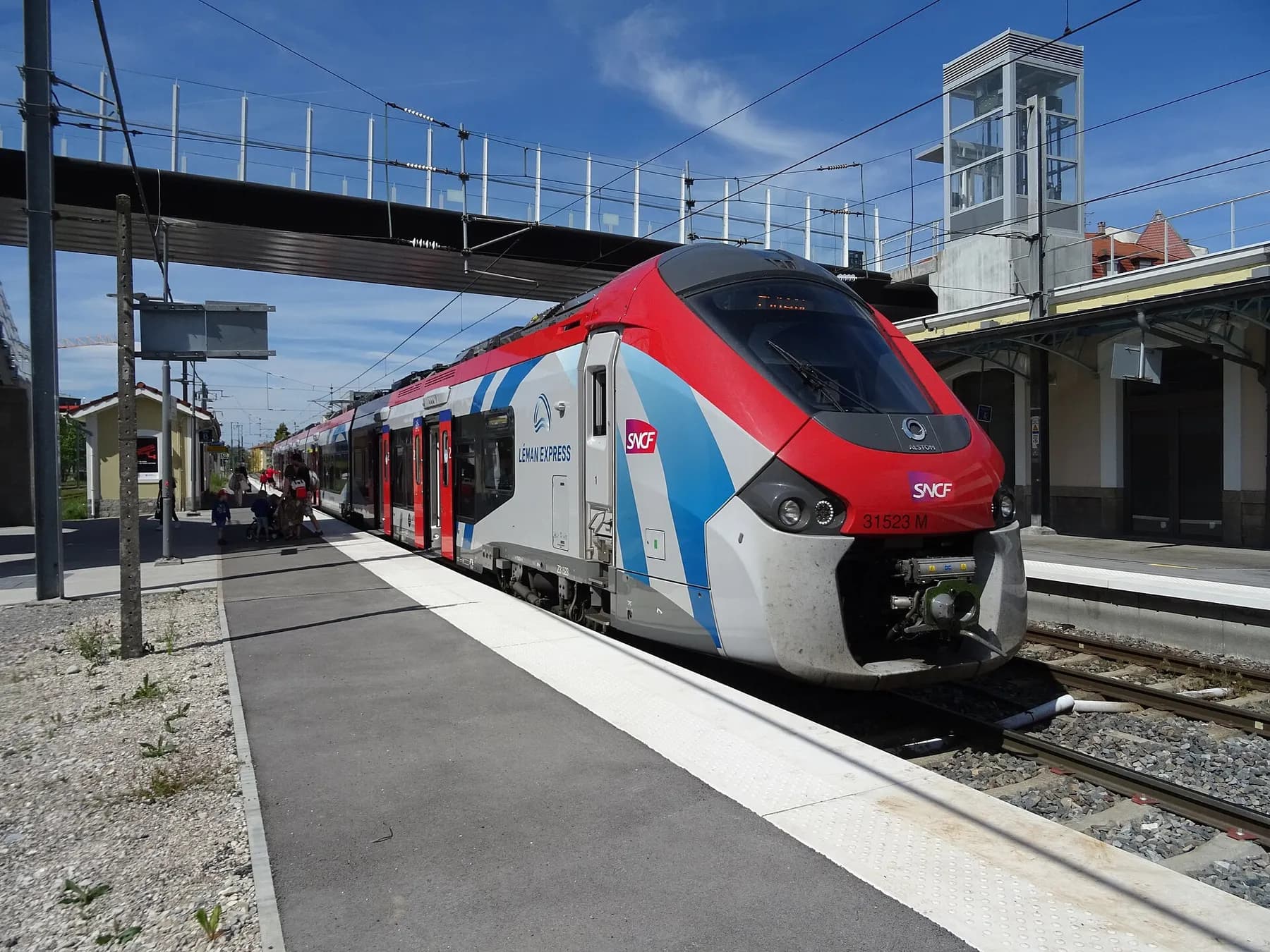 Un train Léman Express à quai en gare de Thonon-les-Bains