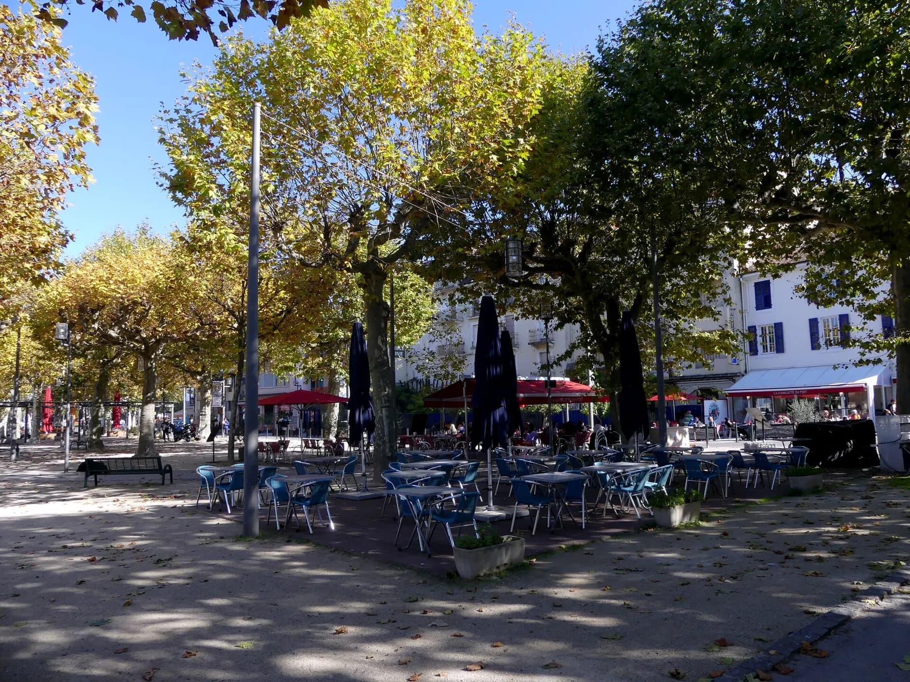 La place piétonne et le quai de Rives au bord du lac à Thonon