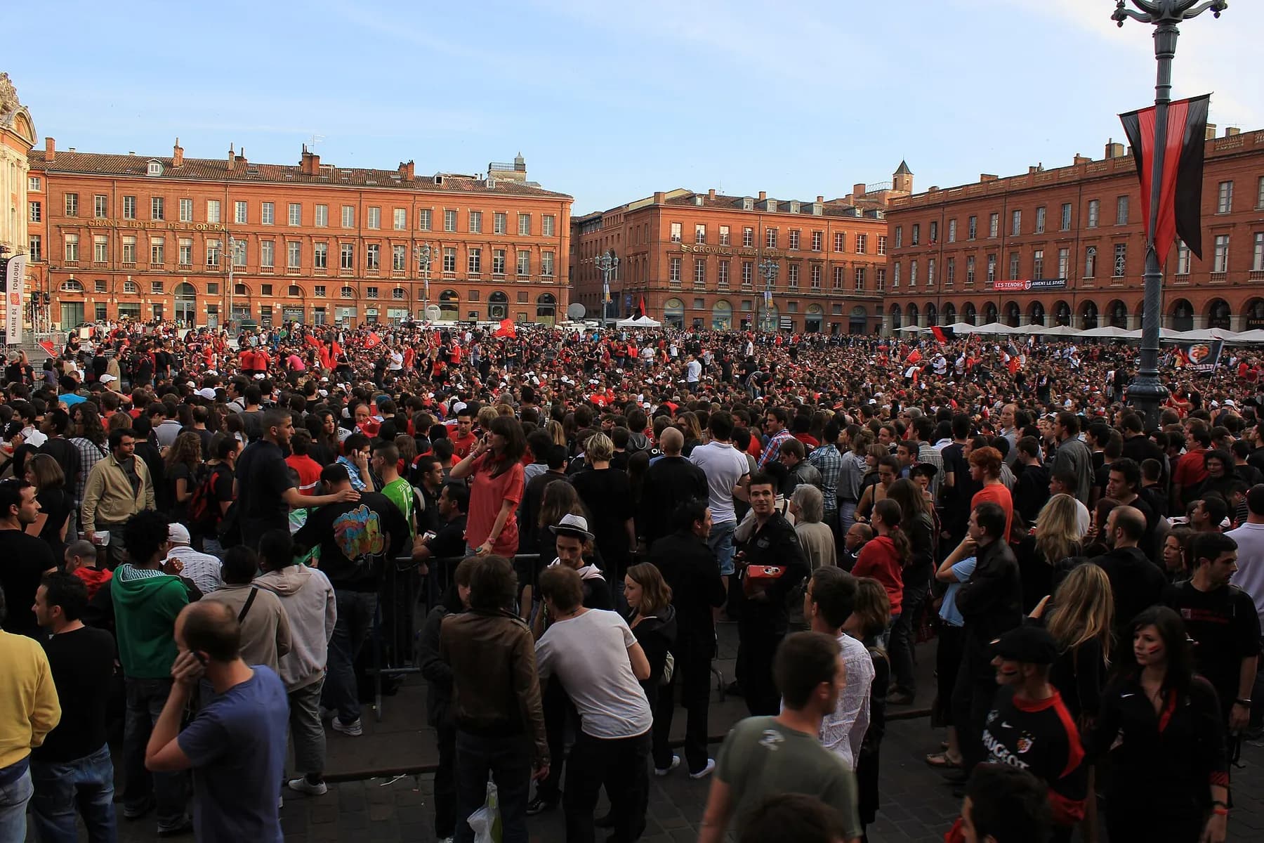 Supporters toulousains rassemblés place du Capitole avant une finale de rugby