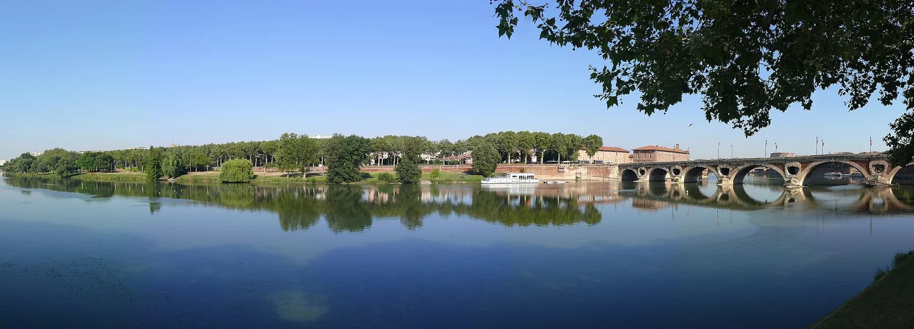 La prairie des Filtres et le Pont-Neuf sur la Garonne à Toulouse