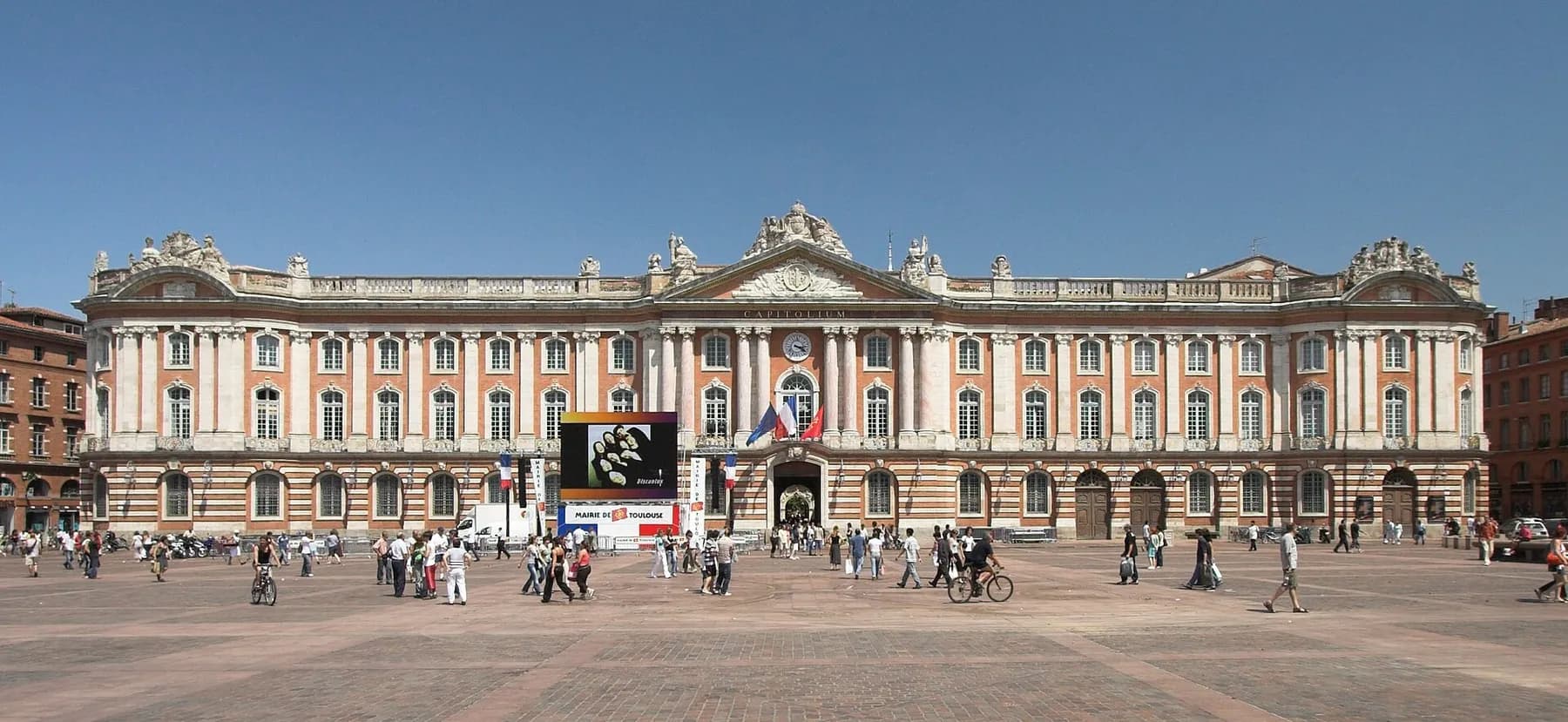 La façade du Capitole et la grande place du Capitole à Toulouse