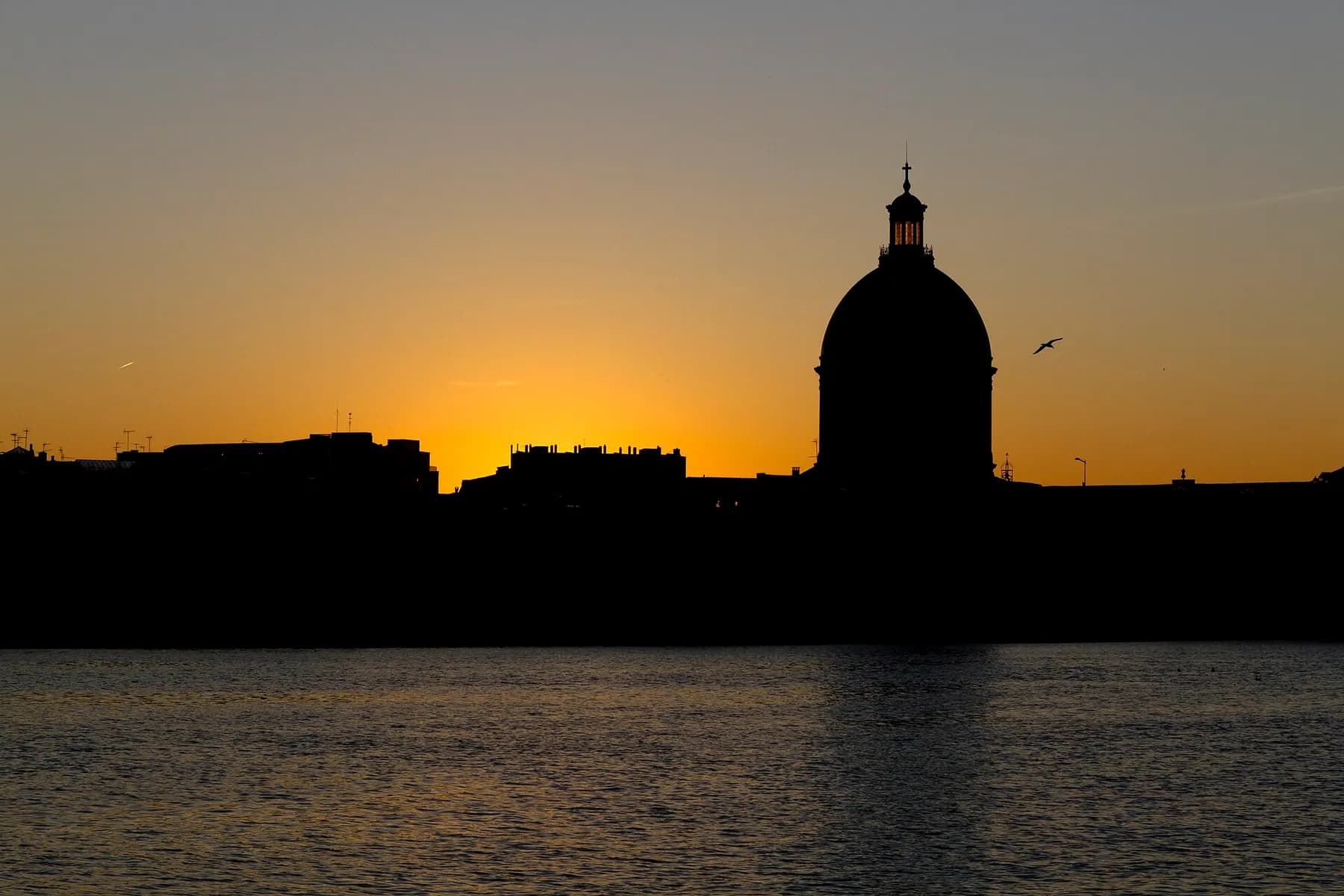 Les toits de Toulouse et la Garonne au coucher du soleil depuis la Daurade