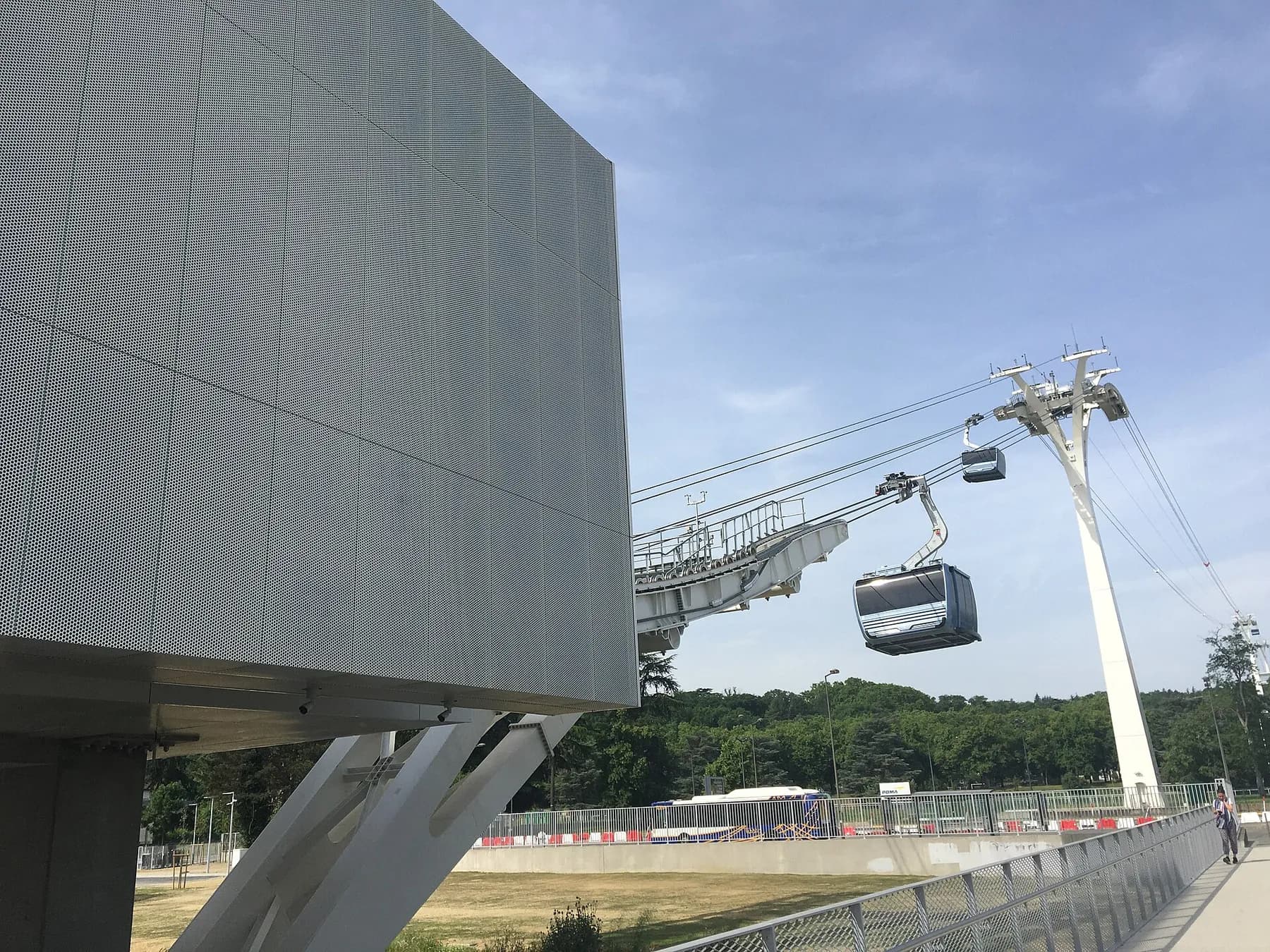 Les cabines du téléphérique urbain Téléo au-dessus de Toulouse