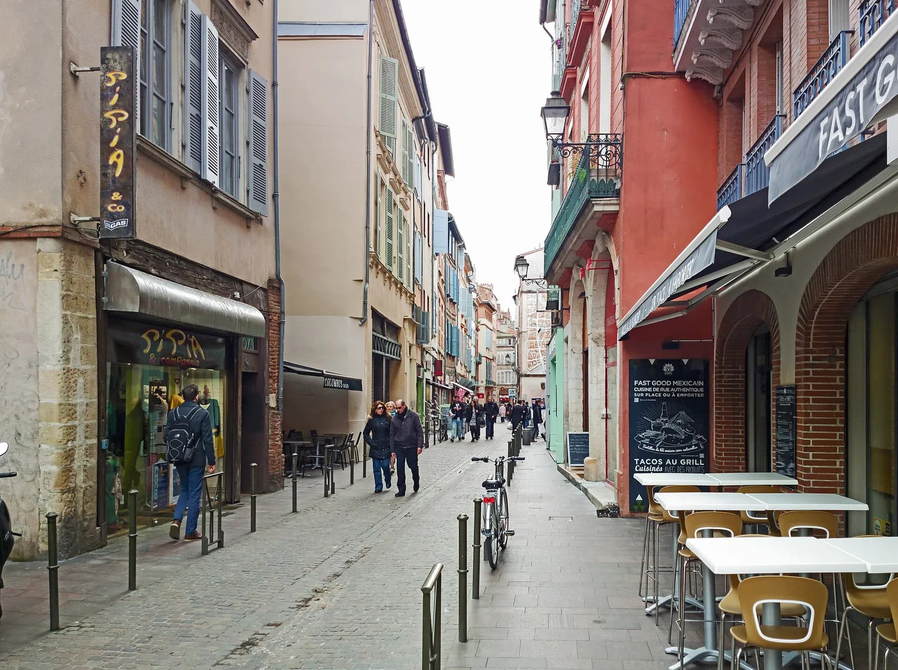 La rue des Filatiers et ses façades de brique dans le centre de Toulouse