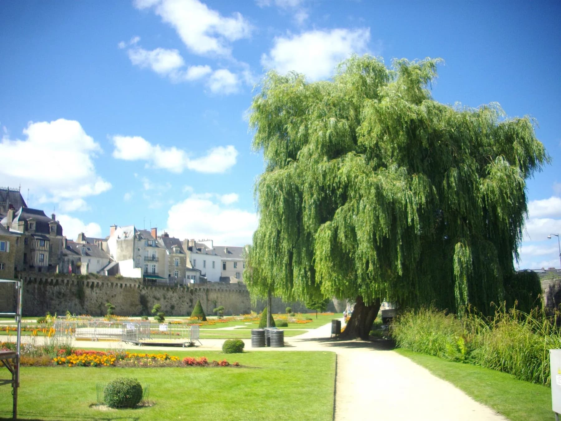 Le jardin fleuri au pied des remparts de Vannes