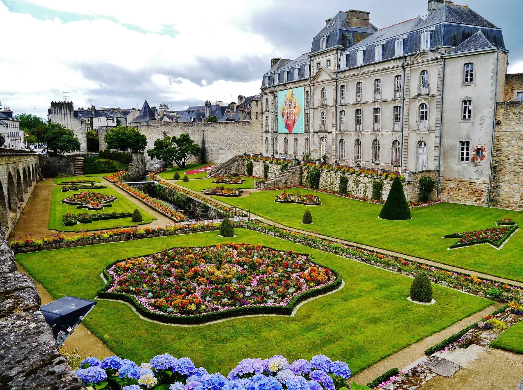 Le château de l'Hermine et son jardin au bord de la Marle