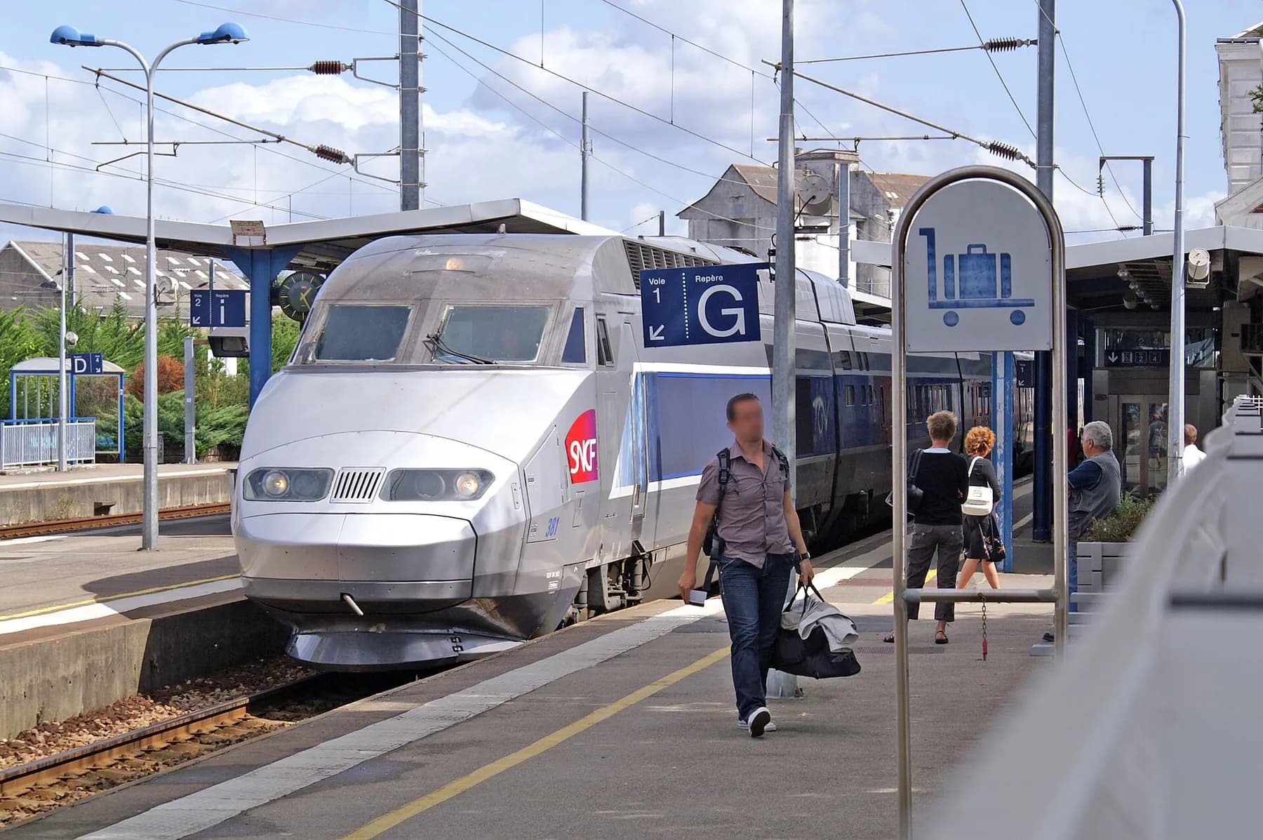 Un TGV Atlantique arrivant en gare de Vannes