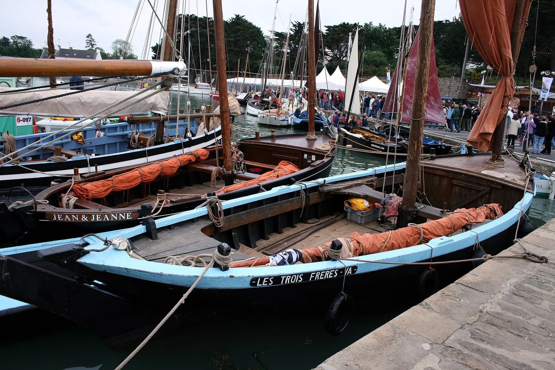 Sinagots, voiliers traditionnels du golfe, à quai pendant la Semaine du golfe