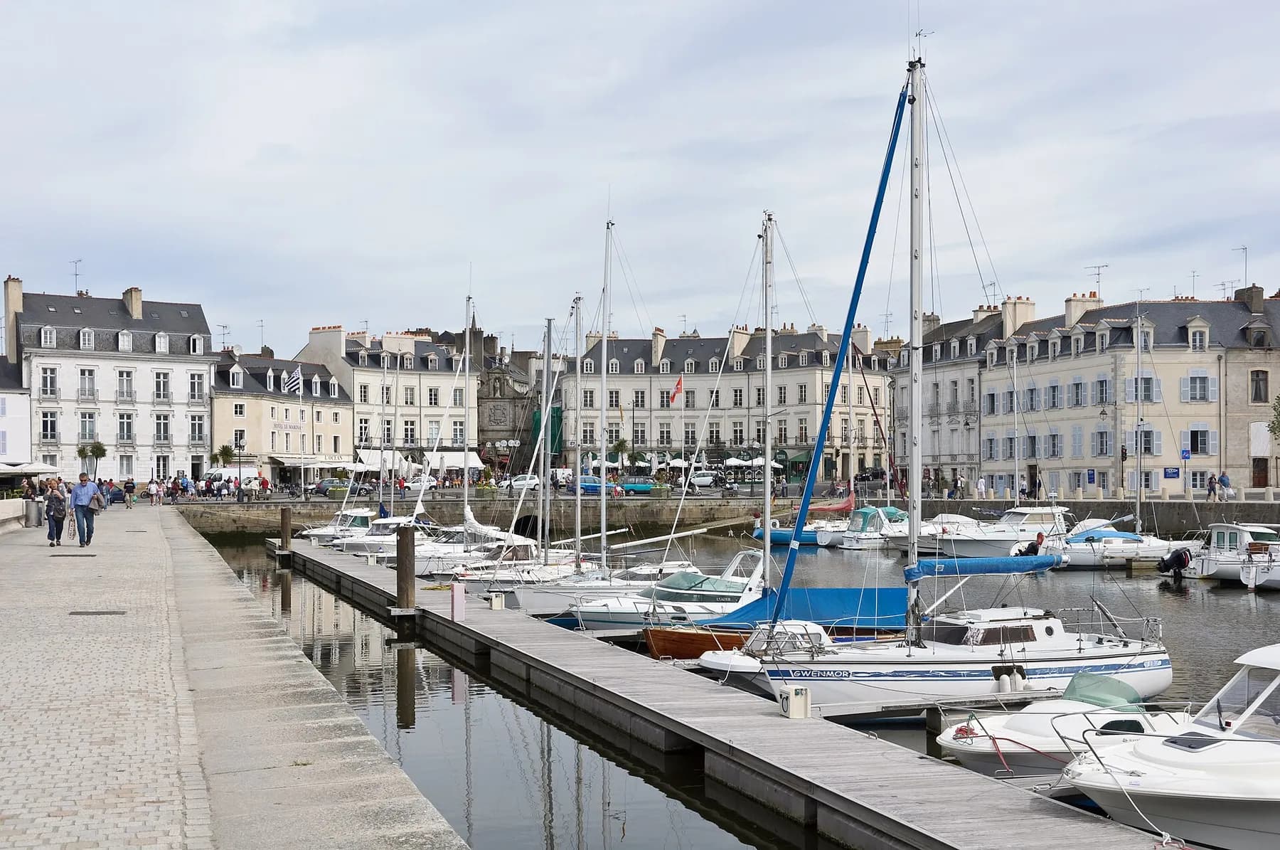 Le port de Vannes et le quai Éric-Tabarly au pied de la porte Saint-Vincent