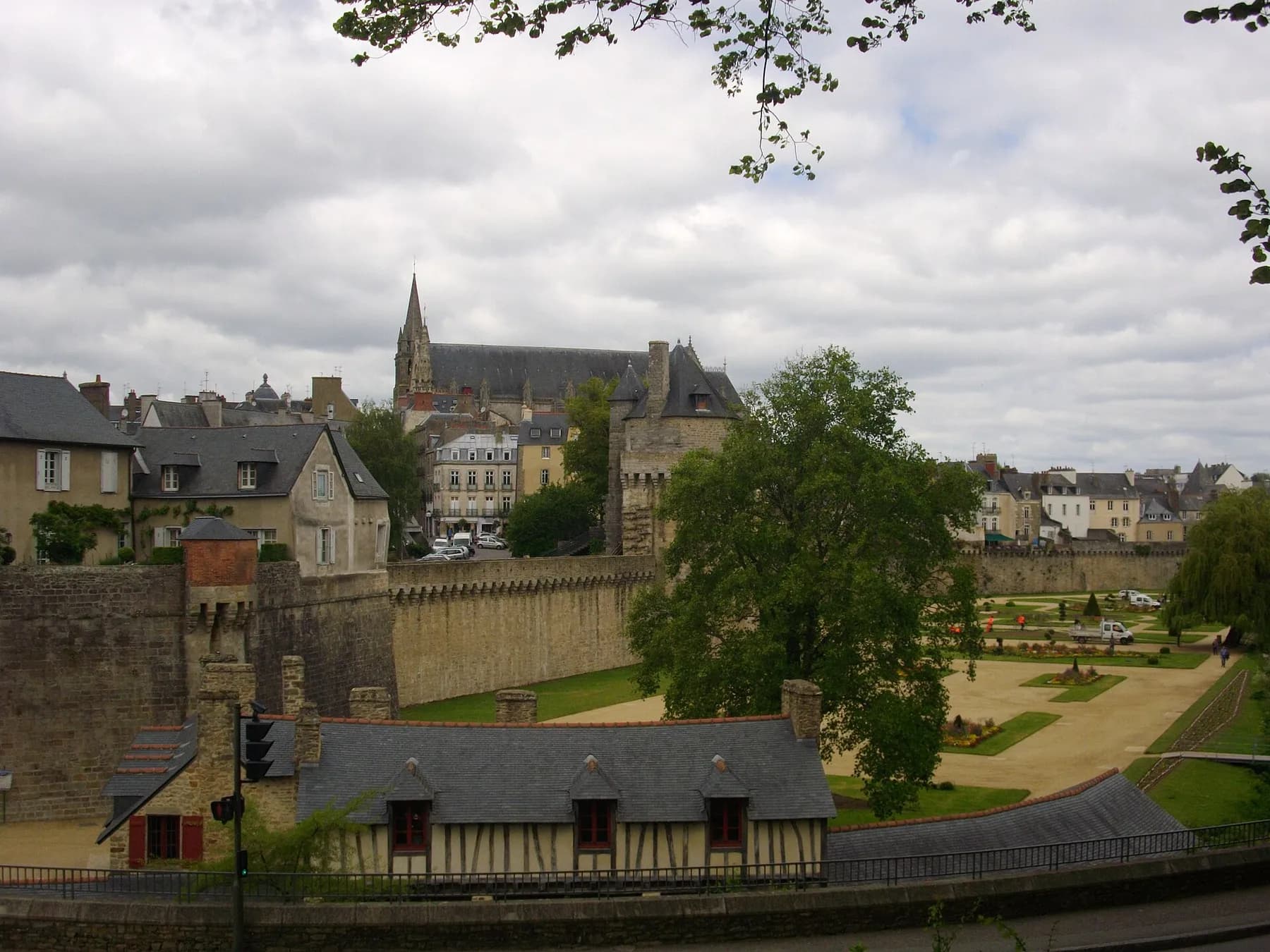 Les lavoirs, les remparts et la cathédrale Saint-Pierre de Vannes