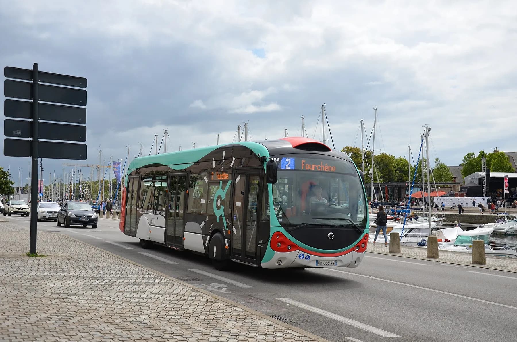 Un bus du réseau Kicéo devant le port de Vannes