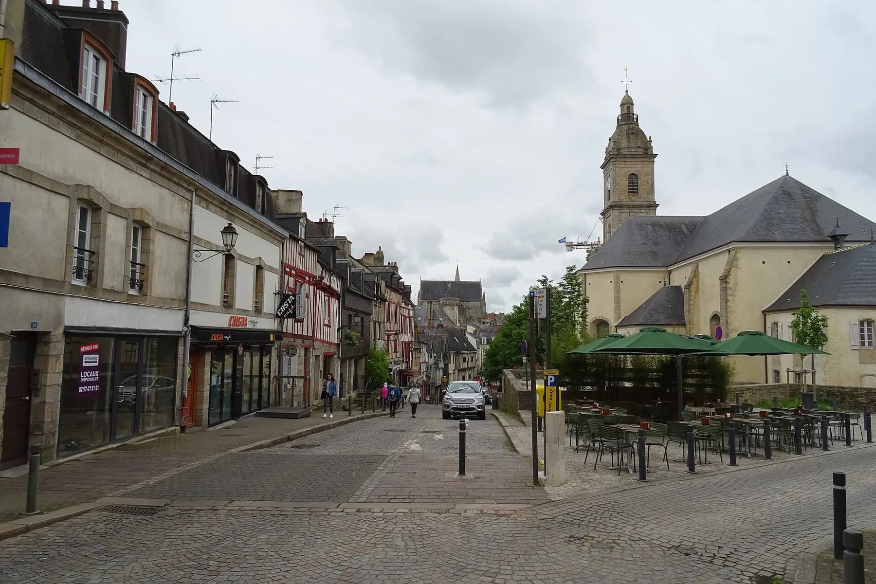 La rue Saint-Patern et ses façades anciennes dans le centre de Vannes
