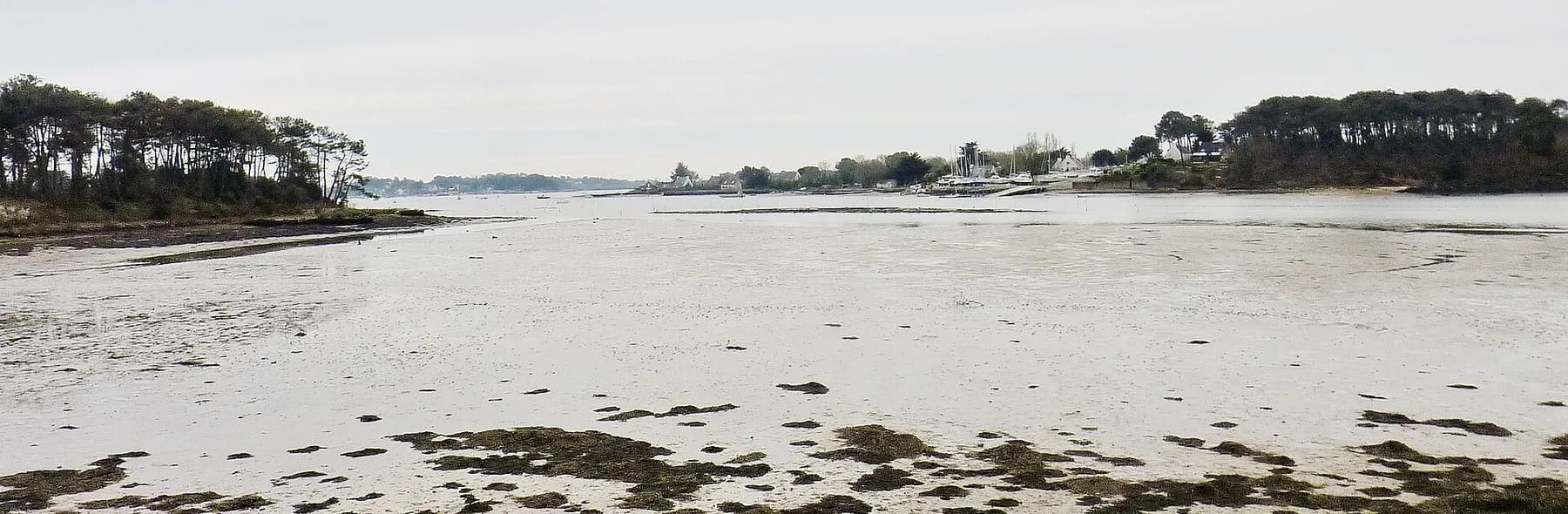 Le sentier côtier GR 34 au bord du golfe du Morbihan à Arradon