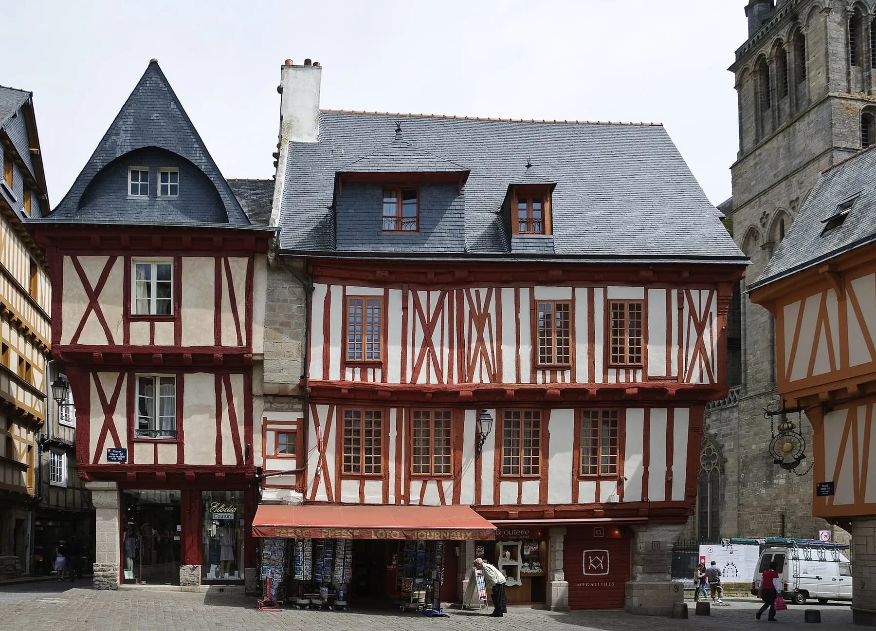 Maisons à colombages colorées de la place Henri-IV dans la vieille ville