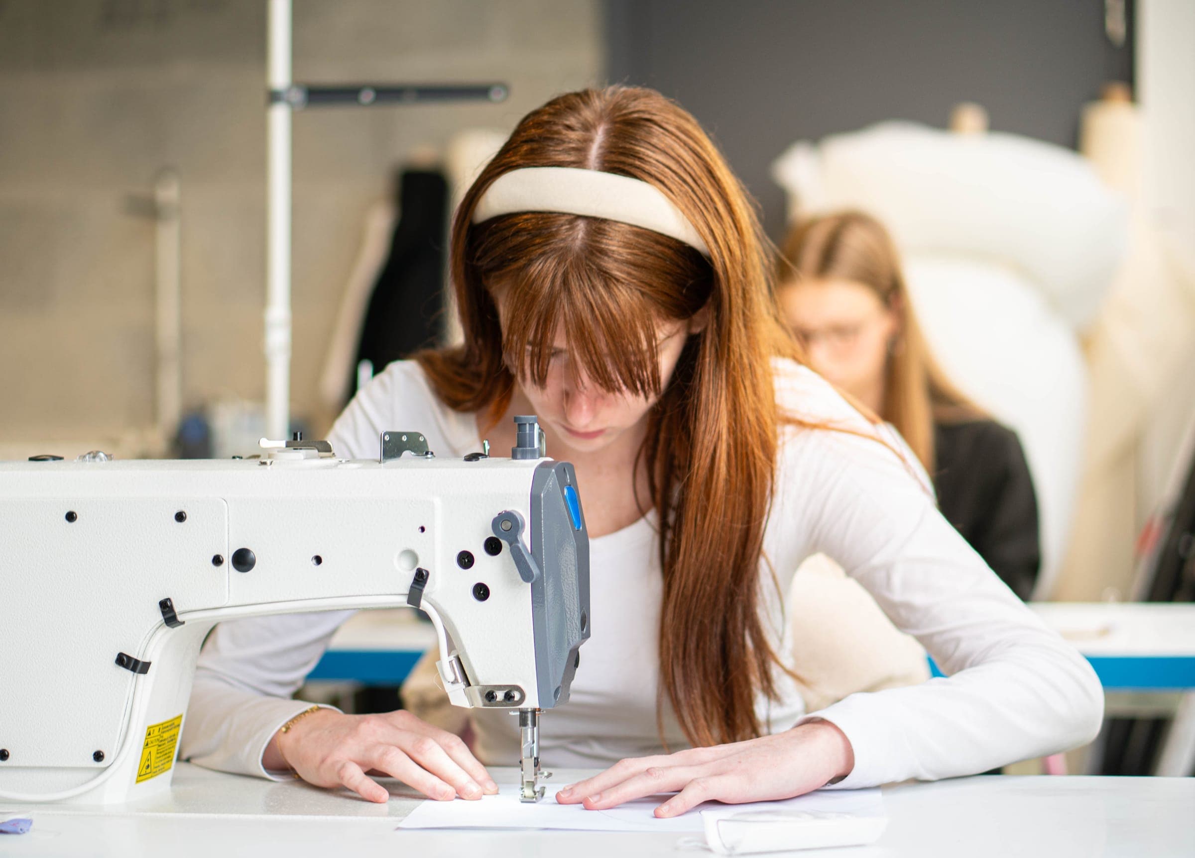 Étudiante en atelier de couture — SUP DE MOD