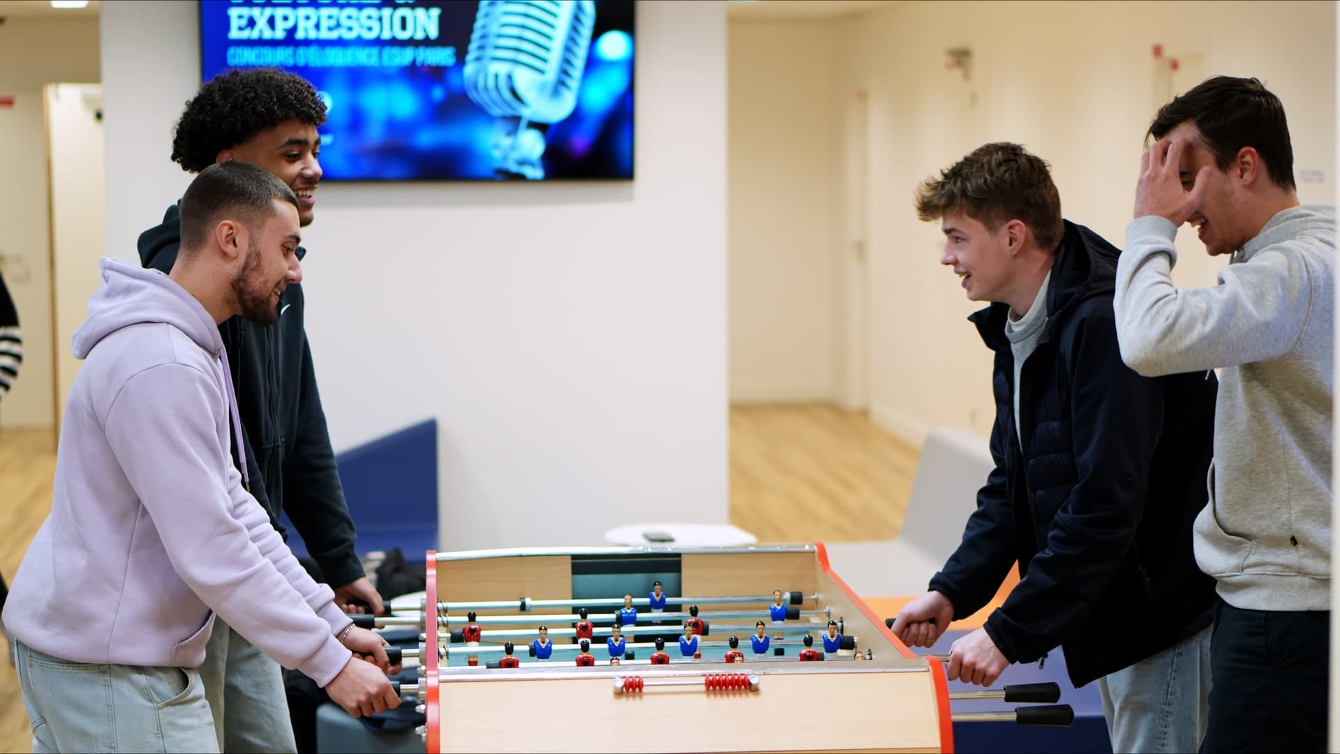 Pause baby-foot entre étudiants ESUP
