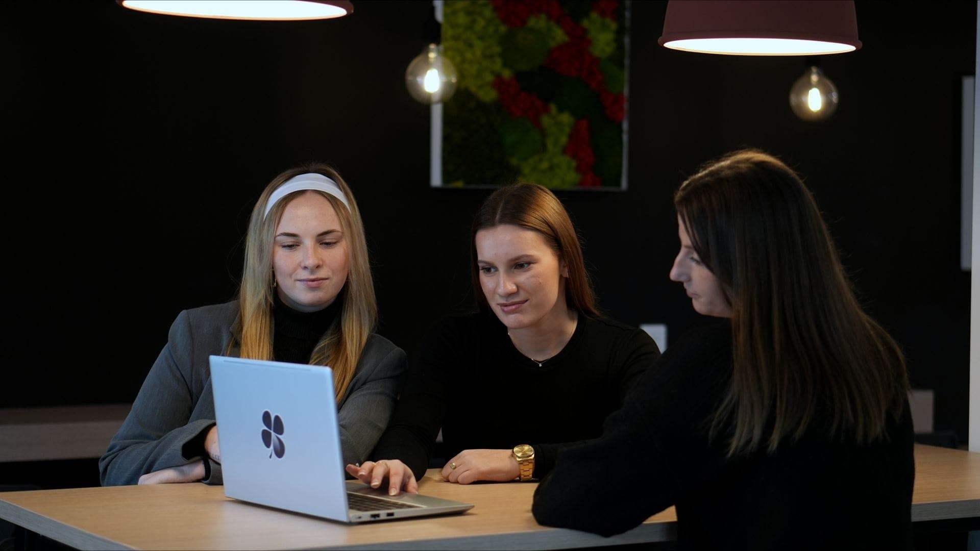 Étudiantes ESUP en travail de groupe