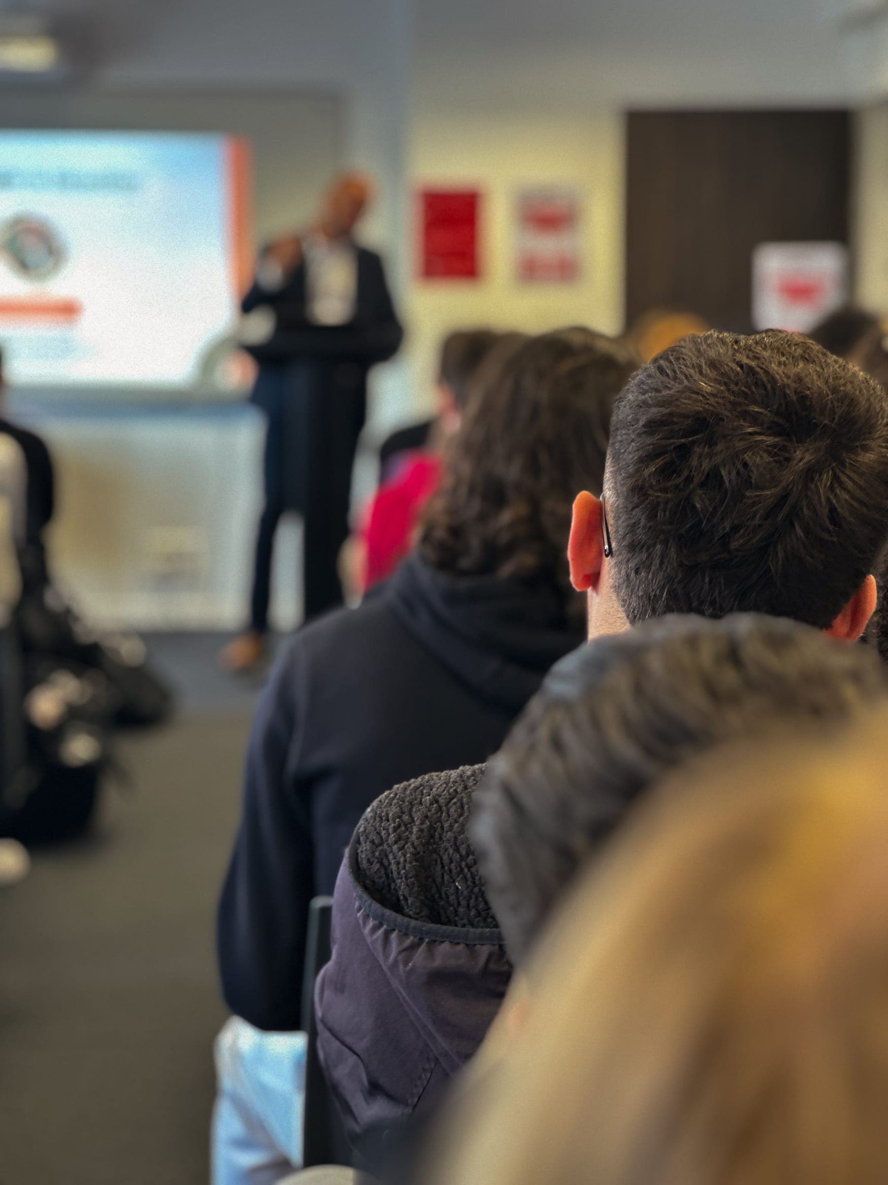 Étudiants pendant une conférence sur le campus