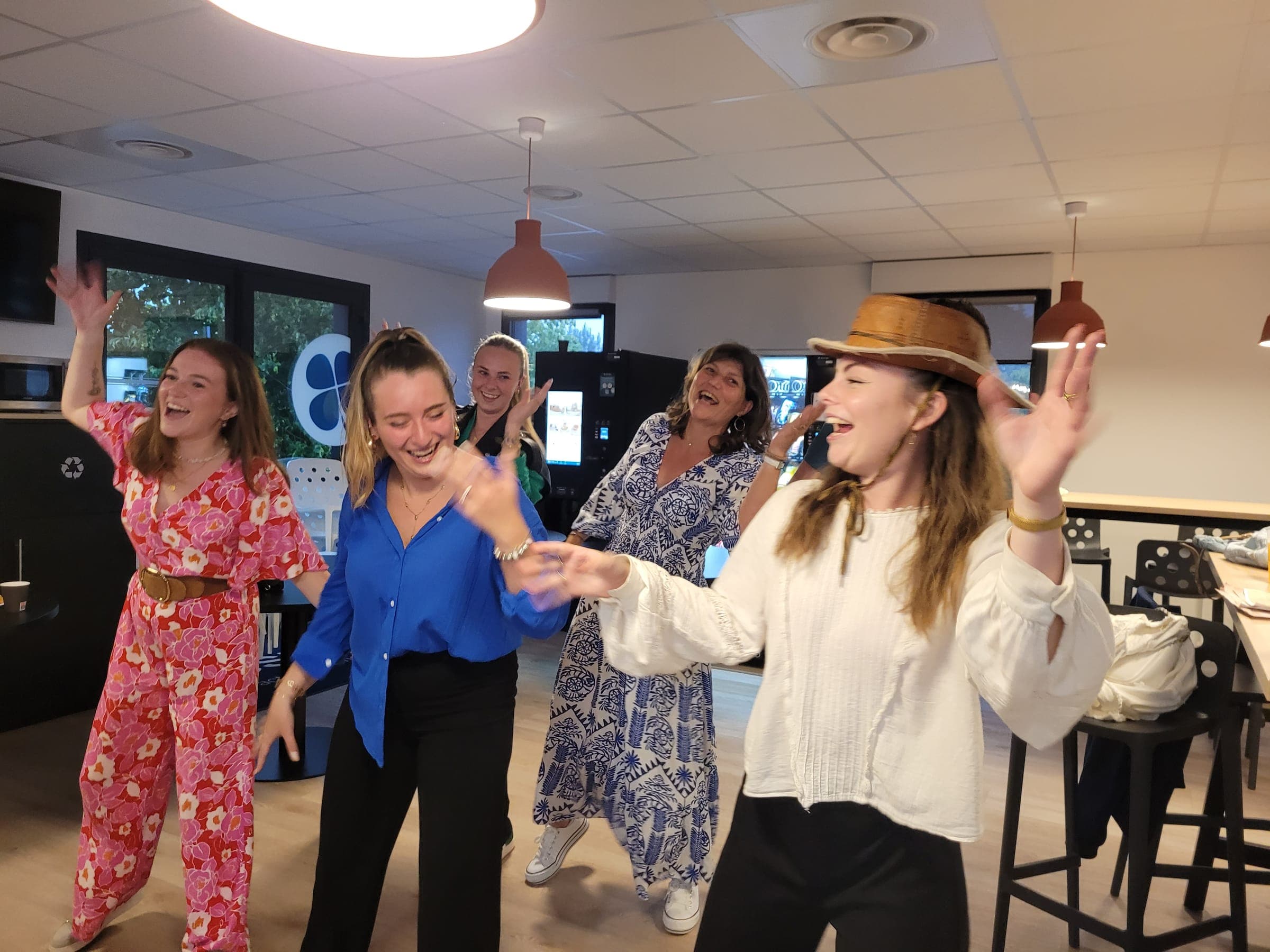 Étudiantes qui dansent pendant une soirée