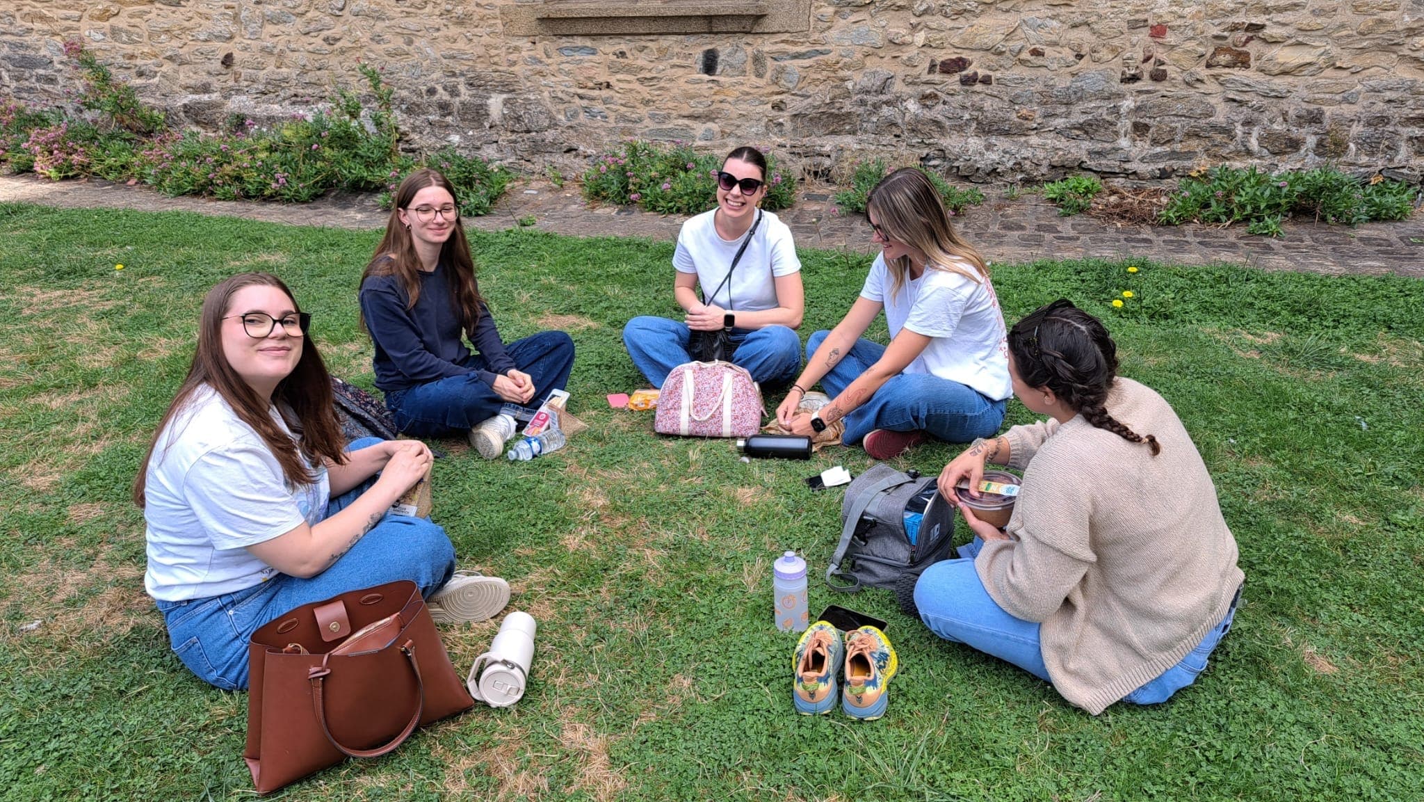 Pause entre étudiantes sur la pelouse
