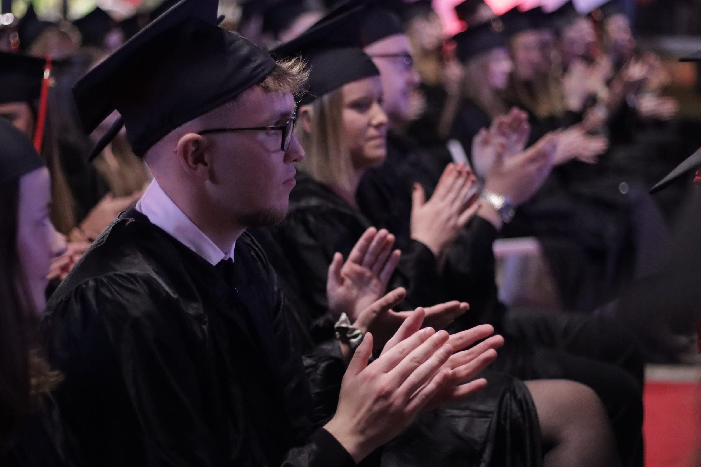 Les diplômés applaudissent pendant la cérémonie