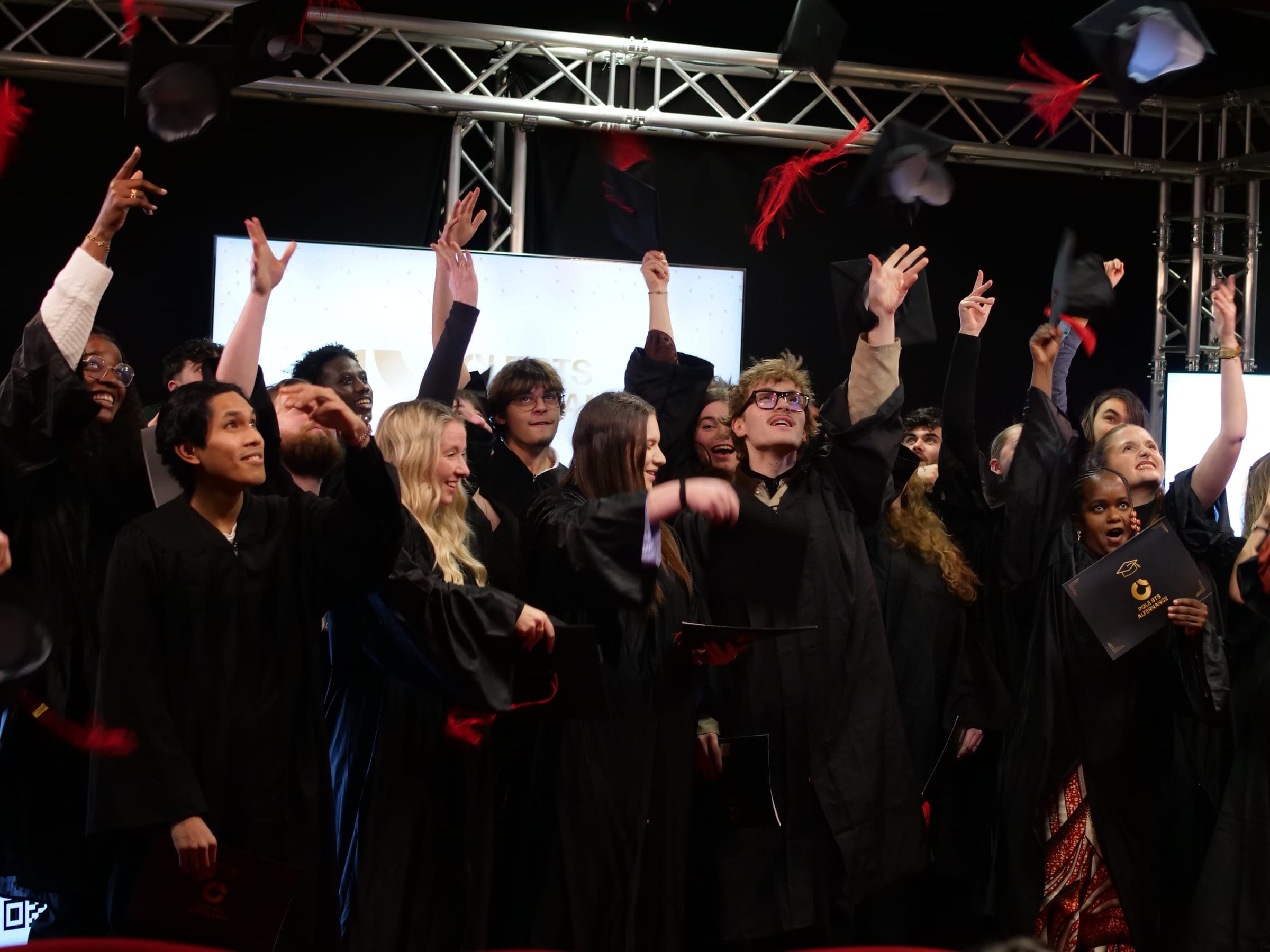 Remise de diplômes — lancer de toques sur scène