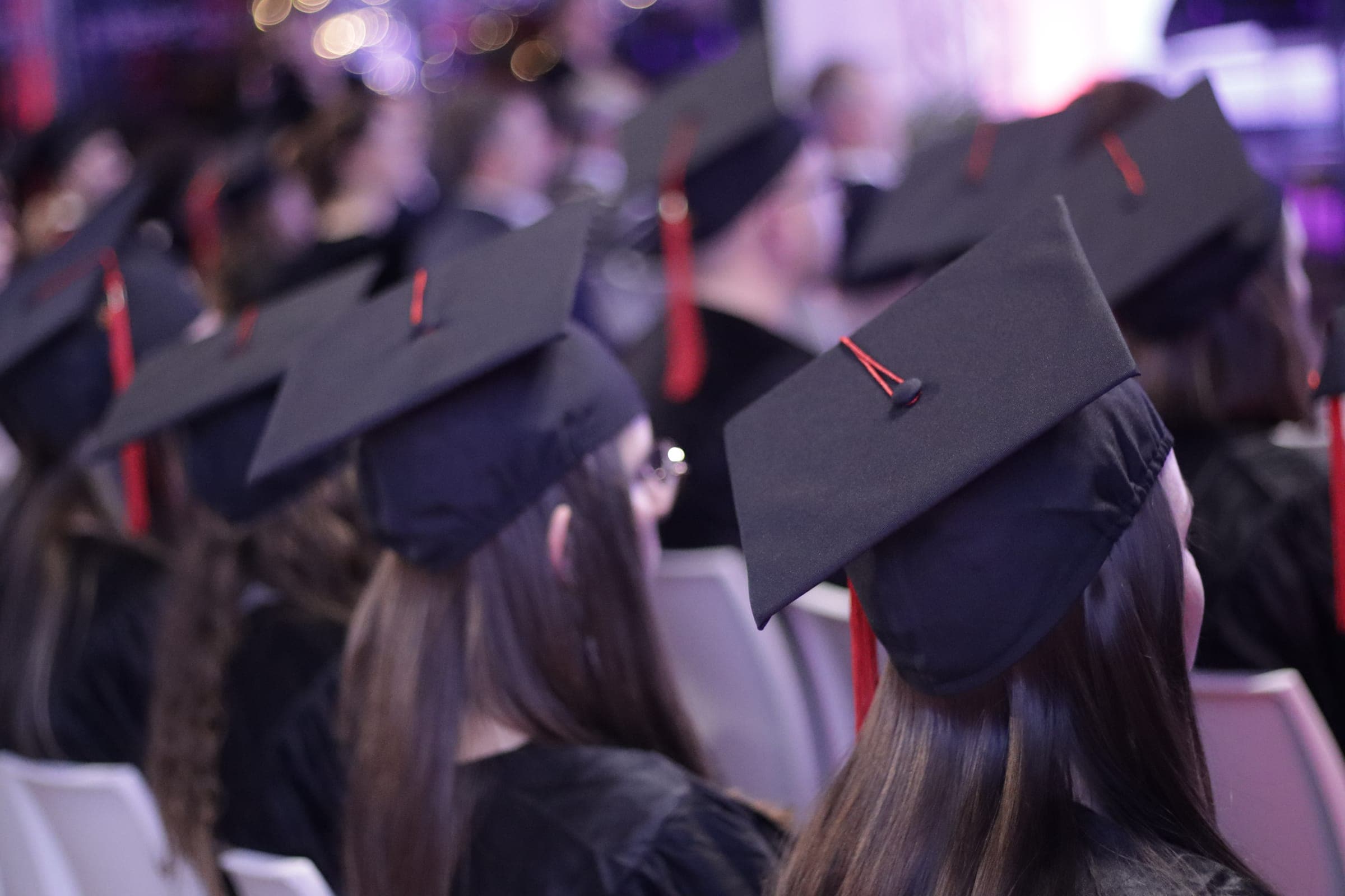 Diplômées en toque pendant la cérémonie