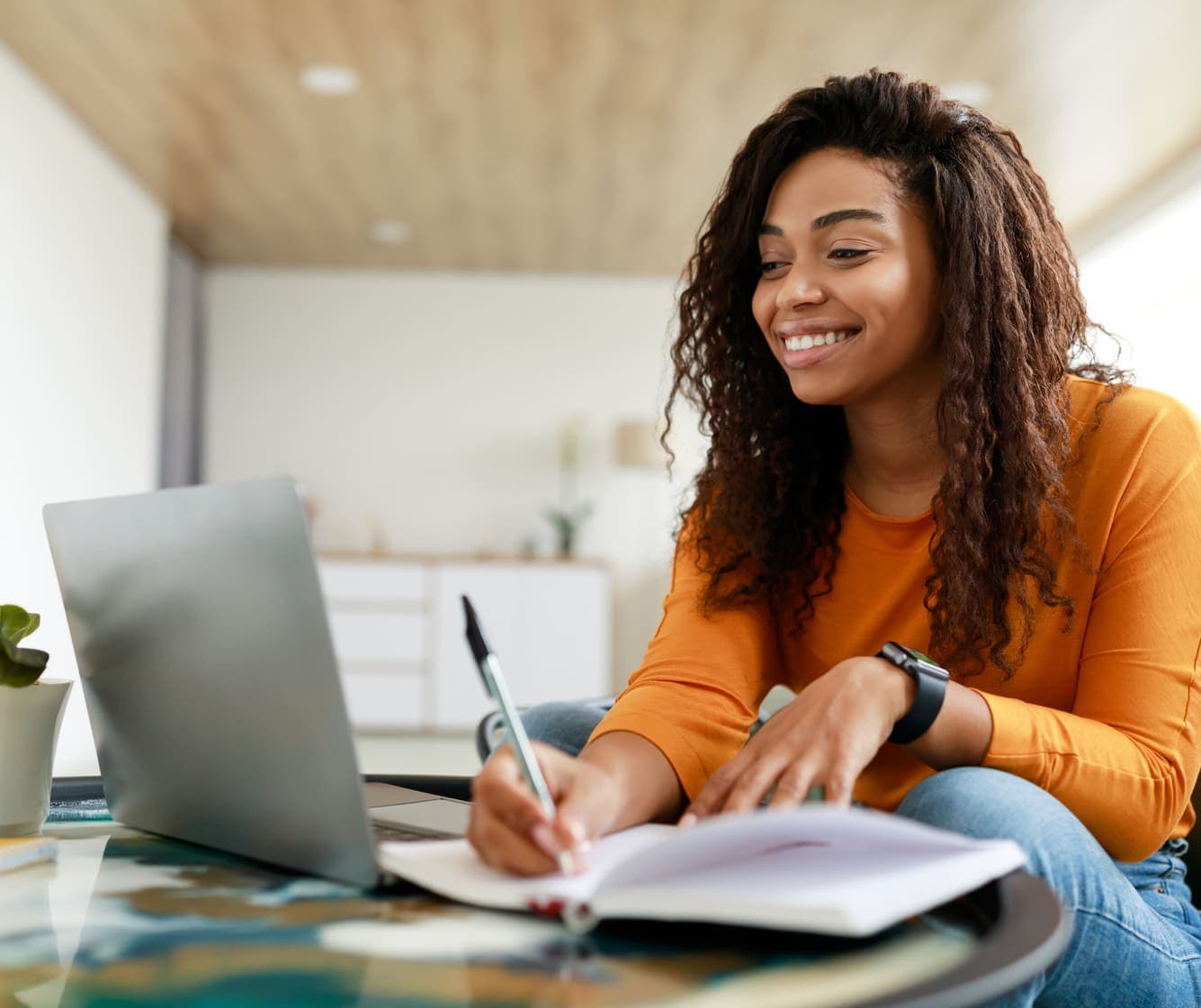 Étudiante au travail — Sup'Alternance Business School