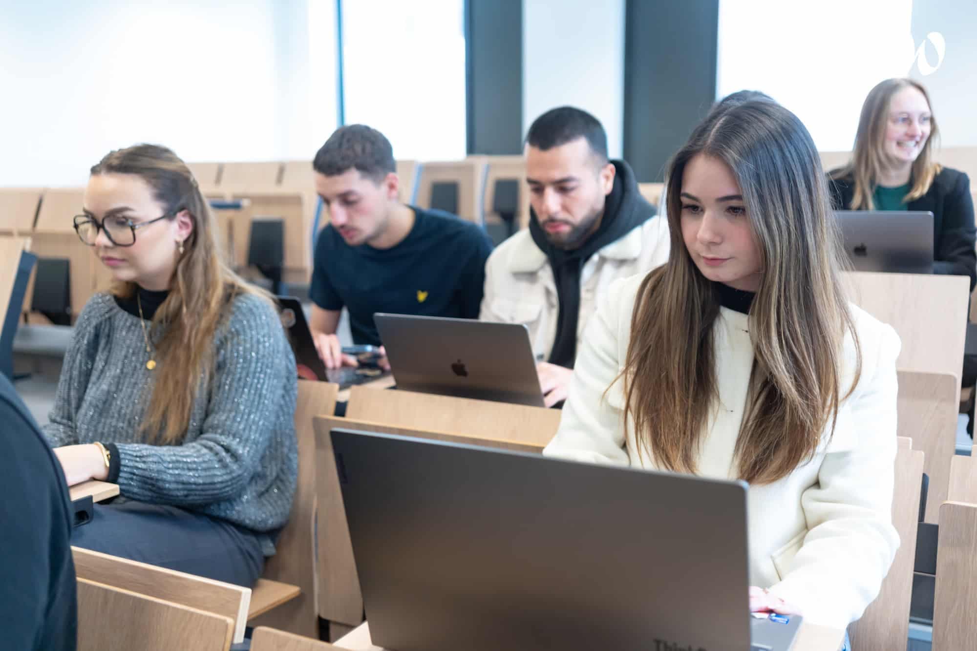 Étudiants ESUP en amphithéâtre